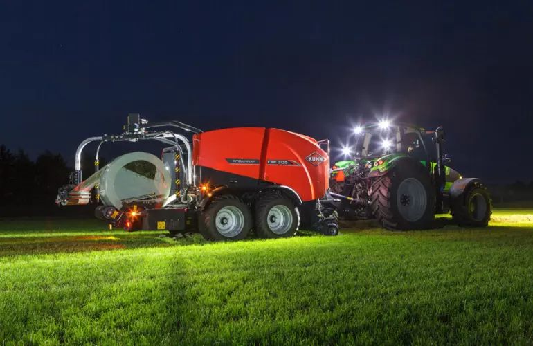 Prasoowijarka FBP 3135 owijająca belę w technologii 3D nocą, oświetlona lampami roboczymi