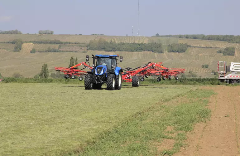 Zgrabiarka GA podczas pracy na łące