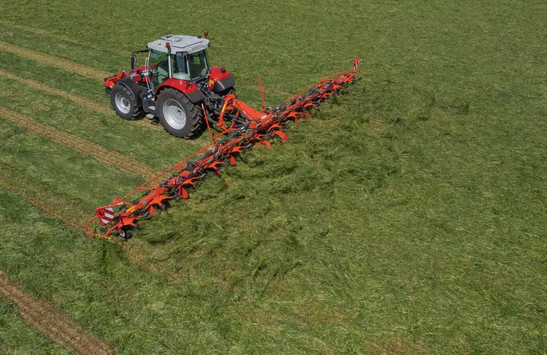 GF 13003 podczas pracy na polu