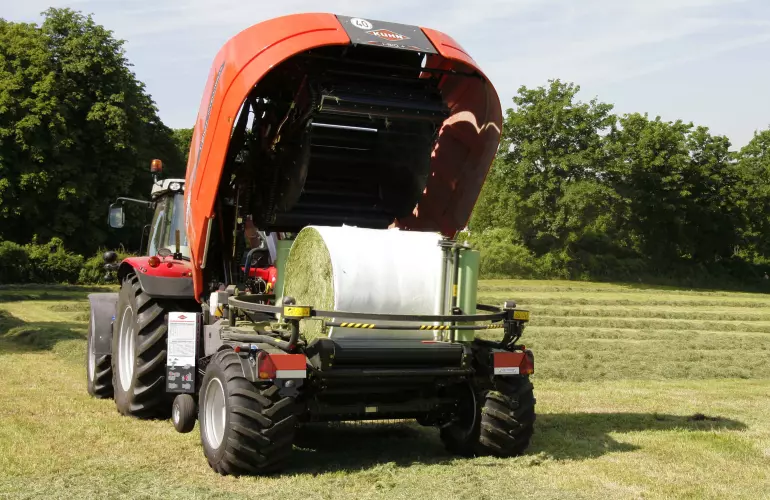 Prasoowijarka IBIO+ rozpoczyna owijanie beli folią w komorze prasowania