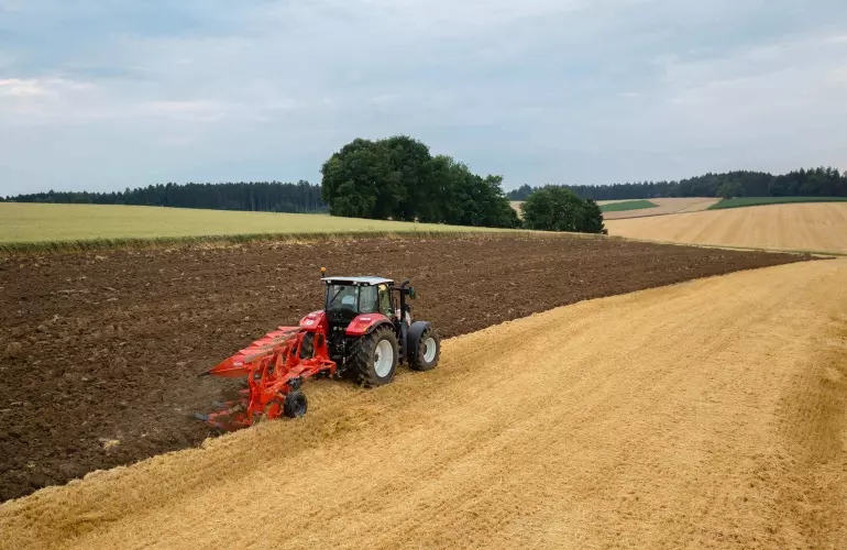 Duże prześwity w pługu MASTER 103 gwarantują wyjątkową skuteczność przykrycia resztek roślinnych glebą.