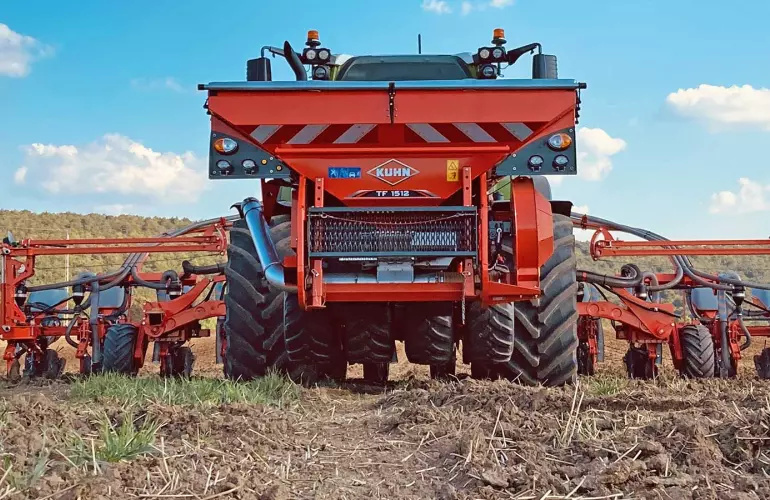 Pneumatyczny siewnik punktowy MAXIMA 3 podczas pracy