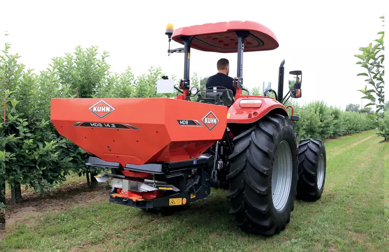 Rozsiewanie nawozu na użytkach zielonych za pomocą rozsiewacza nawozów RAUCH MDS 18.2.