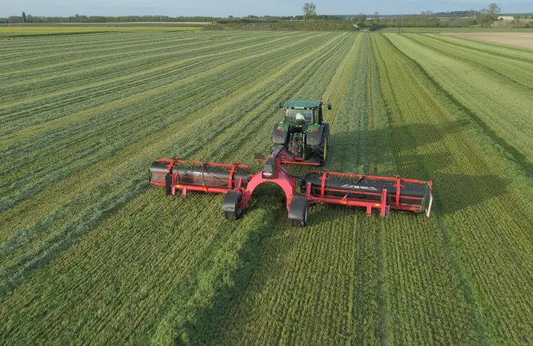 Fuzja taśmowa MERGE MAXX 1090 przy pracy na polu lucerny