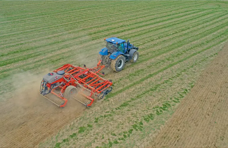 Semoir pour semis simplifié ESPRO 6002 R et trémie additionnelle SH 1120