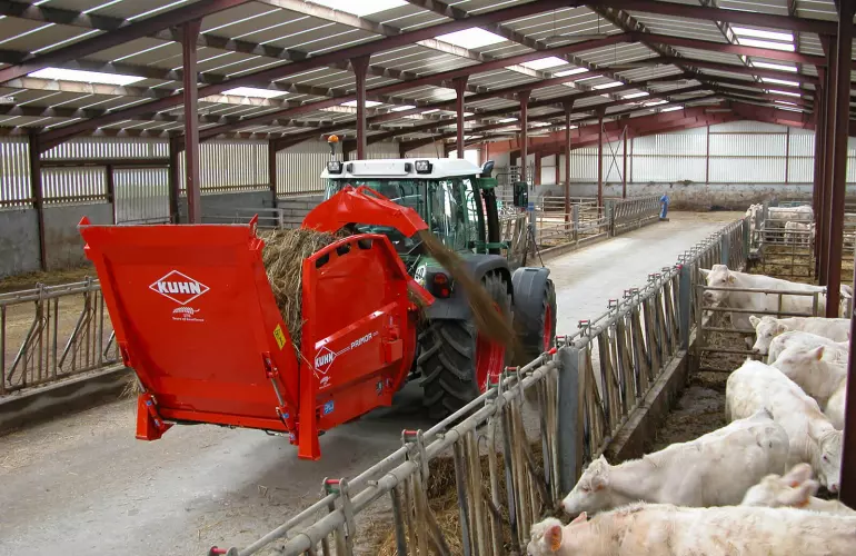 KUHN PRIMOR 2060 S w ustawieniu do zadawania paszy