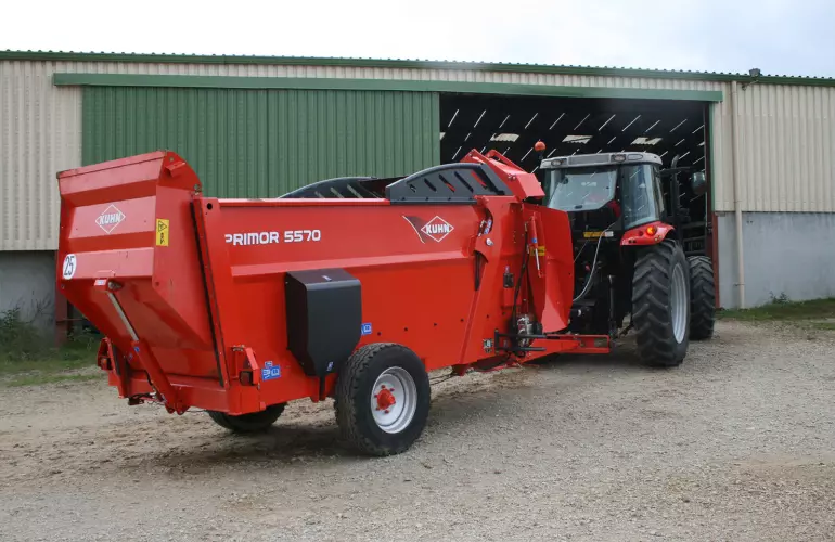 KUHN PRIMOR 5570 M w pozycji transportowej