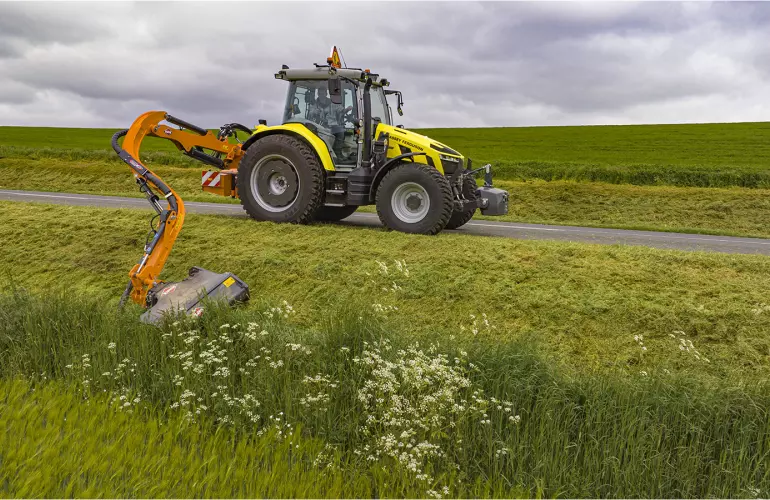Kosiarka wysięgnikowa do trawy i żywopłotów KUHN PRO-LONGER GII 5683 SP: lepsza widoczność z ramieniem wyprzedzającym OPTIview