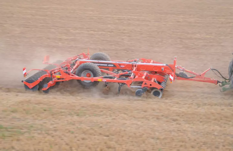 PERFORMER 4000 pracujący talerzami, zębami i wałem w jednym przejeździe