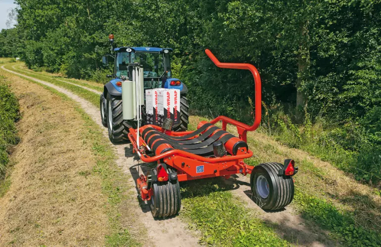 RW 1610 w położeniu transportowym na drodze.