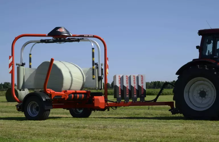 Owijarka okrągłych bel RW 1800 w trakcie owijania bel na polu