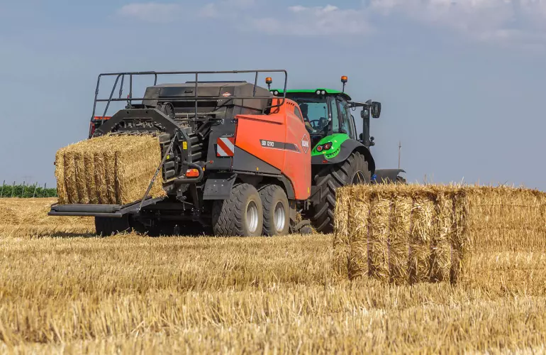 Prasa KUHN SB 1290 podczas pracy na polu