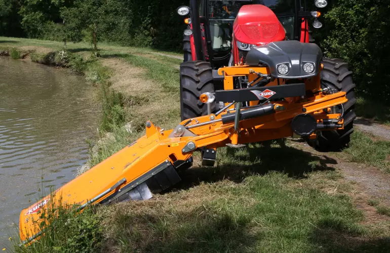 Kosiarka do poboczy SPRING LONGER 70 podczas pracy wzdłuż rzeki