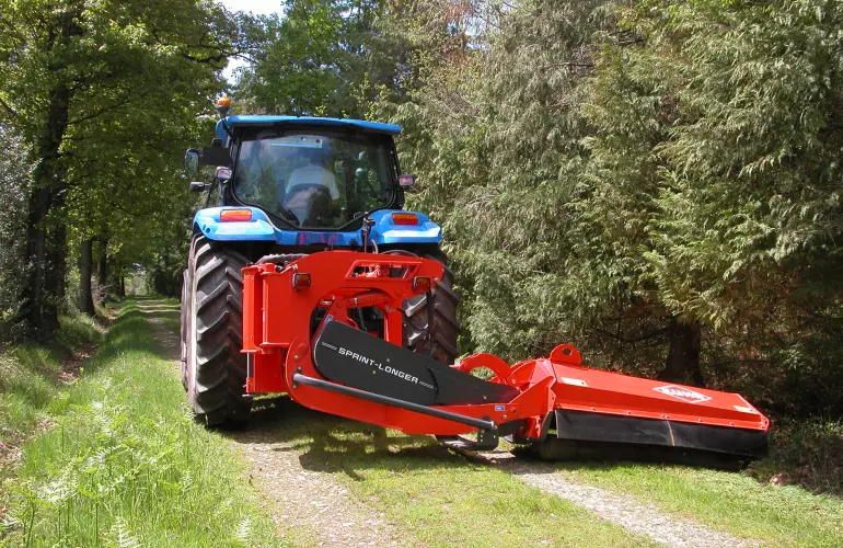 Kosiarka do poboczy SPRING-LONGER serii 80 podczas pracy