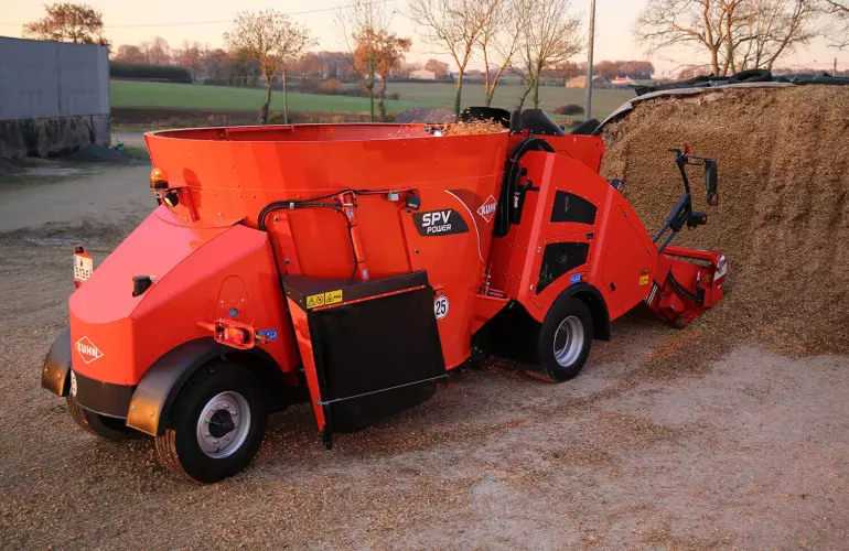 Samojezdne wozy paszowe KUHN SPV Access/Power/Intense zapewniają optymalny przepływ paszy zachowując jednorodność mieszanki