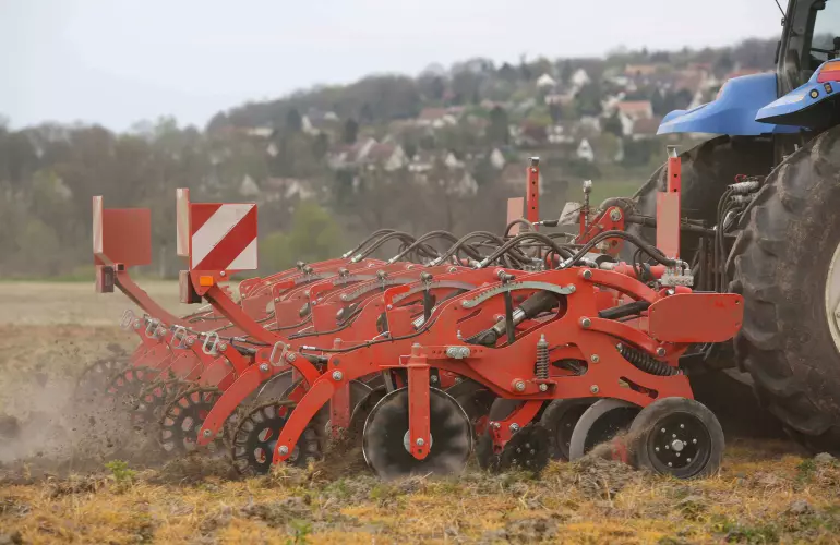 Beznarzędziowa zmiana ustawień w kultywatorze STRIGER 100 zapewnia komfort i precyzję obsługi.