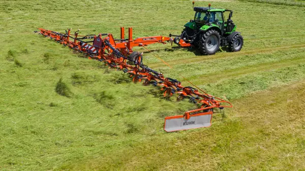 Il voltafieno GF 15003 T al lavoro in campo