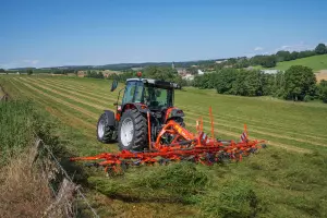 The tedder GF 8703 T at work in the field