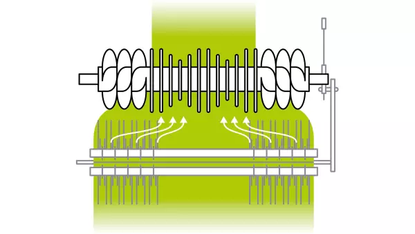 Mała odległość pomiędzy rotorem i palcami podbieracza##NewLine##gwarantuje płynne podawanie materiału do komory prasowania.
