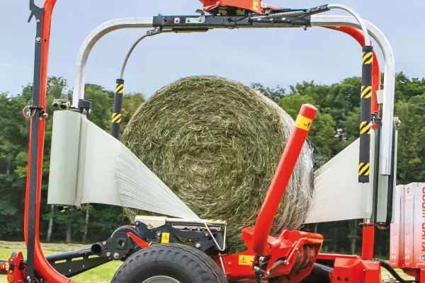 Każde z centralnie napędzanych ramion obrotowych trzyma napinacz folii z rolką folii o szerokości 750 mm.