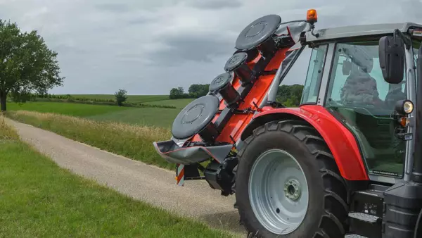 Talerze kosiarki bębnowej obracają się swobodnie.