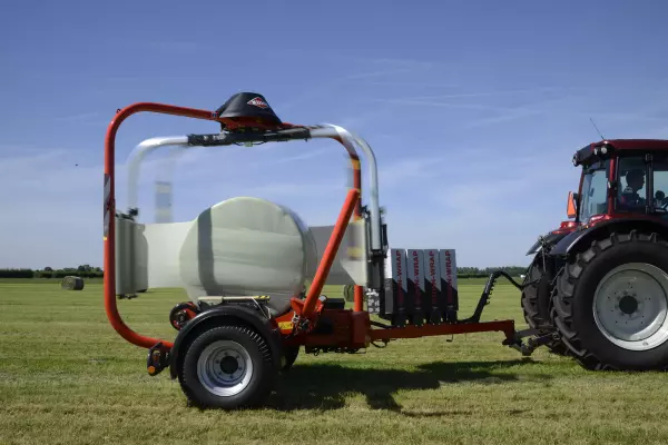 Owijarka bel jest wyposażona w dwa szybkoobrotowe ramiona z funkcją wzmocnienia, pozwalającą na podwyższenie prędkości obrotowej do 40 obrotów na minutę przy prędkości jazdy wynoszącej 5 km/h.