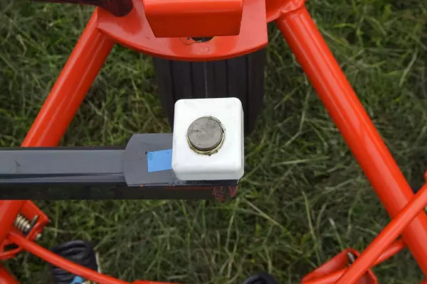 Osłony pokosowe przetrząsaczo-zgrabiarek HAYBOB 300 i 360 można ustawić na dwóch wysokościach.