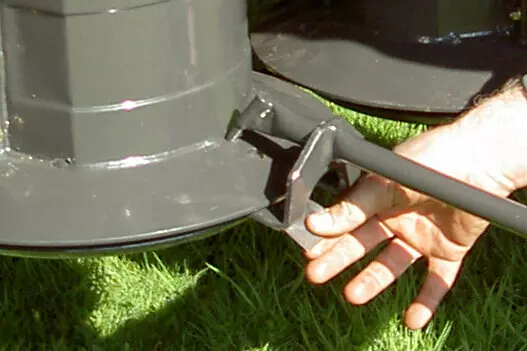 Wymiana noży jest łatwa dzięki narzędzi w kształcie haka.