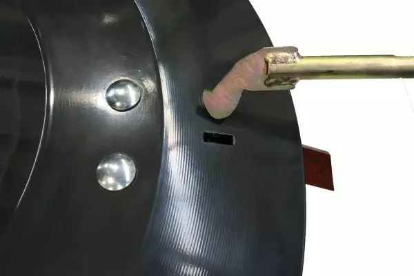 Wymiana noży jest łatwa dzięki narzędzi w kształcie haka.