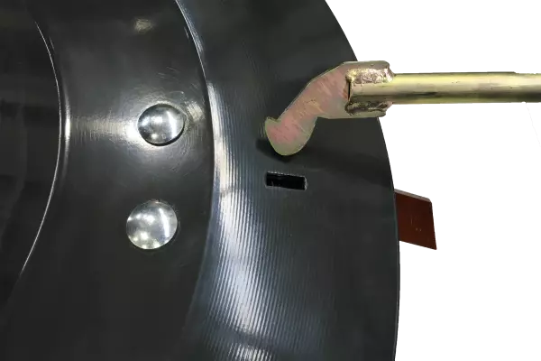 Wymiana noży jest łatwa dzięki narzędzi w kształcie haka.