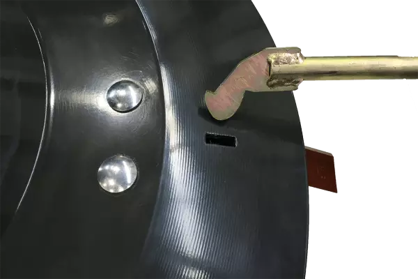 Za pomocą narzędzia w kształcie haka możesz w prosty i bezpieczny sposób wymienić noże.