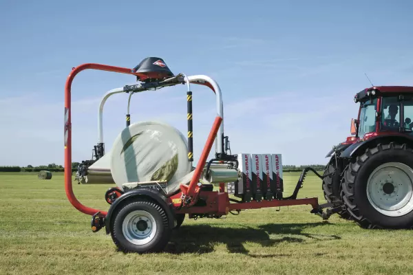 Owijanie bel folią w systemie 3D pozwala na bardziej jednolite rozłożenie folii będącej do dyspozycji na całej powierzchni beli, przy ekonomicznym zużyciu folii.