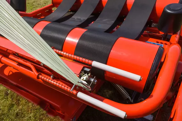 Sprężynowy obcinacz z mocnym zaciskiem automatycznie przytrzymuje i obcina folię.