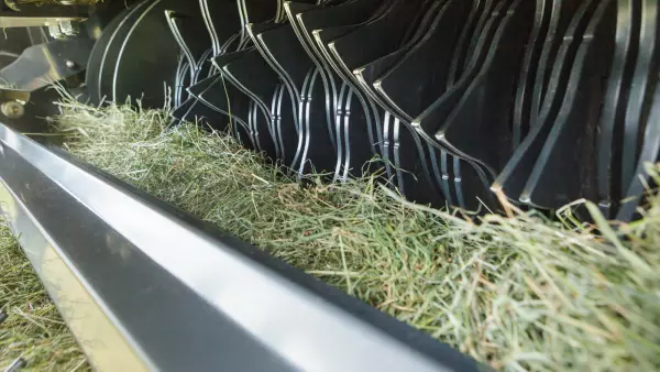 Wszystkie prasy KUHN, w wersji z rozdrabniaczem i bez, są wyposażone w system INTEGRAL ROTOR.