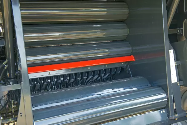 18 walców o profilu POWERTRACK zapewnia niezawodne obracanie beli.