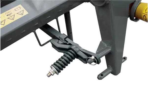 W przypadku uderzenia w przeszkodę korpus kosiarki odchyla się, amortyzując uderzenie. 