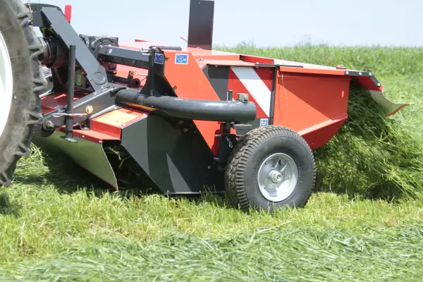 Koła znajdują się blisko zgniatacza, zapewniając doskonałe kopiowanie terenu.