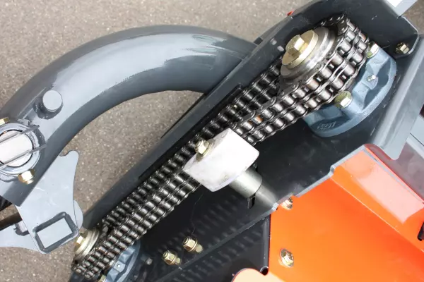 Zmieniając koła łańcuchowe, można zmienić prędkość zgniatania pokosu.