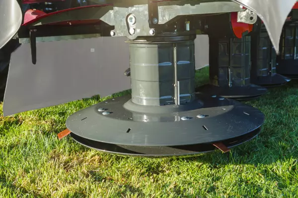 Osłonę przednią można złożyć, zapewniając swobodny dostęp do noży.