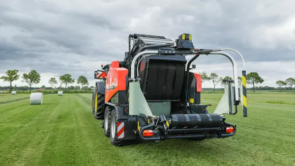 Najszybsza w swoim segmencie obsługa klapy tylnej i przenoszenie bel.