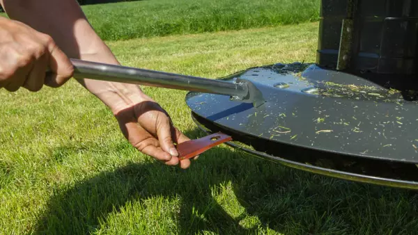 Składane osłony przednie i boczne można podnosić, co ułatwia codzienną kontrolę i wymianę noży.