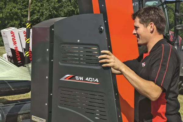 Duże boczne drzwi w modelu owijarki SW 4014 zapewniają świetny dostęp w trakcie prowadzenia prac utrzymaniowych.