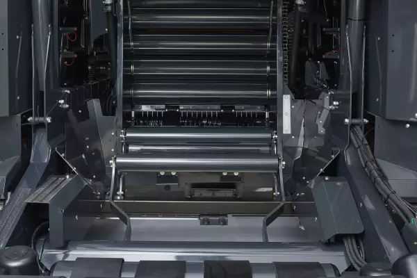 Ulepszony podajnik z podwójnymi widłami zapewnia szybkie i niezawodne przenoszenie beli.