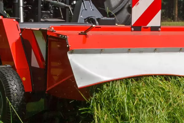 Regulowana osłona pozwala tworzyć wąski pokos lub rozrzucać materiał na dużej szerokości.