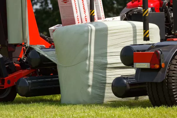 Jeśli jest to konieczne, można wyładować belę, kładąc ją na krótszym boku w celu ułatwienia transportu.