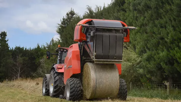 System wiązania siatką z technologią aktywnego rozciągania nadaje beli zwarty kształt i zapewnia niezmiennie wysokie naprężenie siatki.