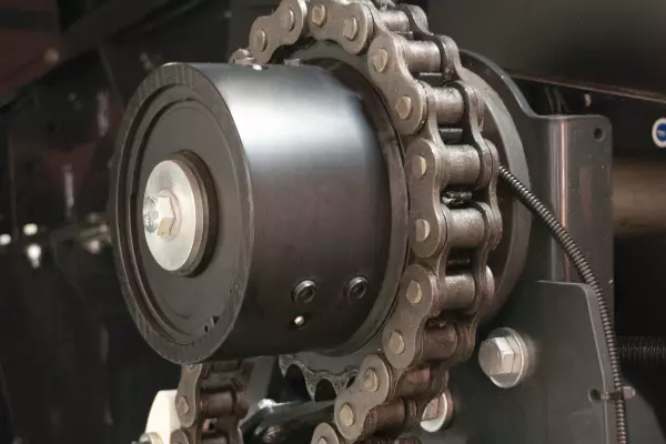 Wszystkie główne komponenty wielkogabarytowych pras kostkujących KUHN są wyposażone w sprzęgła krzywkowe.