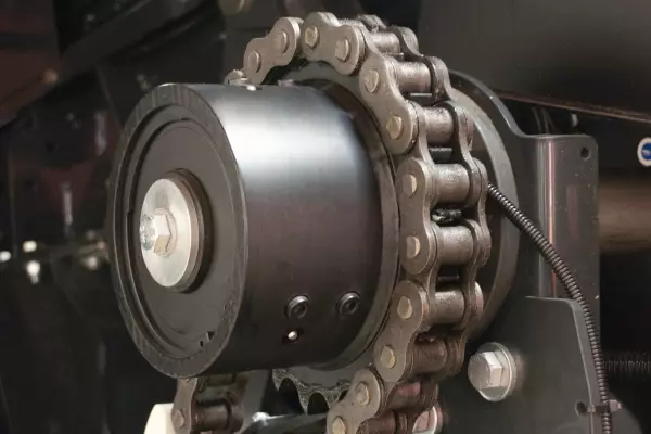 Wszystkie główne komponenty wielkogabarytowych pras kostkujących KUHN są wyposażone w sprzęgła krzywkowe.