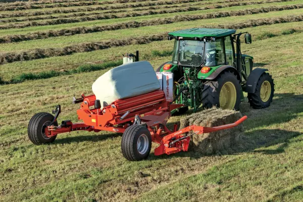 Model SW 1614 C transportuje drugą belę na ramieniu ładującym w czasie owijania pierwszej