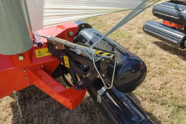 Obcinacz o dobrze znanej nożycowej konstrukcji przytrzymuje i odcina folię.